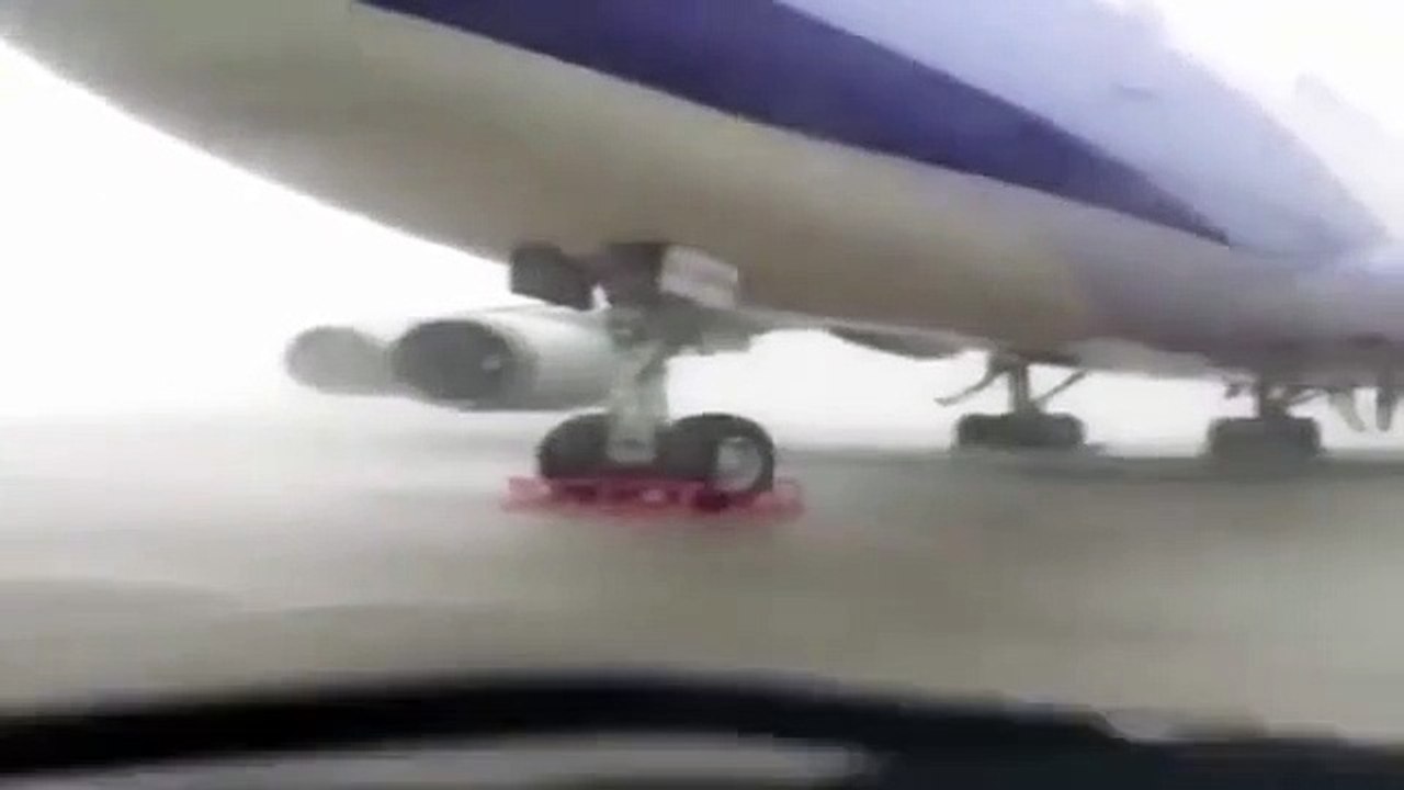 Tufão levanta avião de 170 toneladas