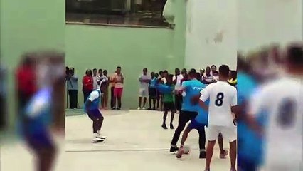 Sergio Ramos marca e festeja como....