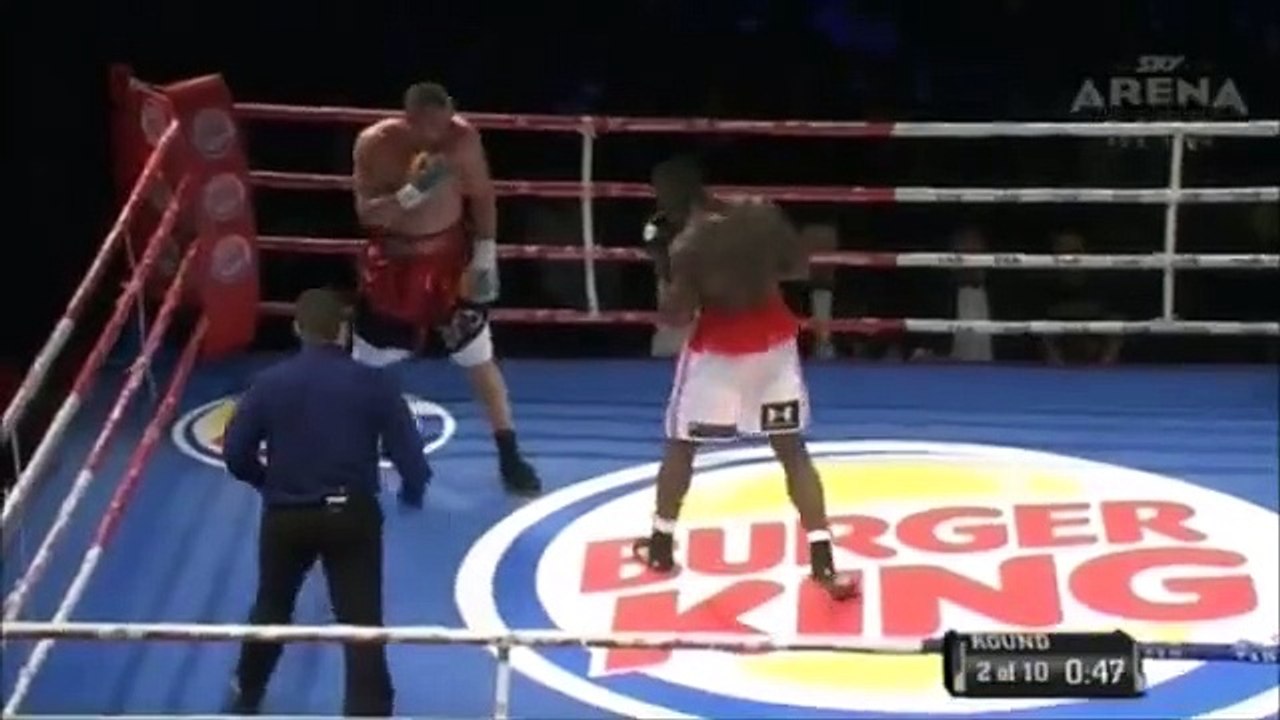 Izu Ugonoh deixa Will Quarrie ko