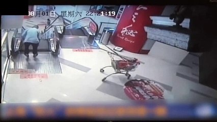 Escada rolante entala homem. Perna teve de ser amputada