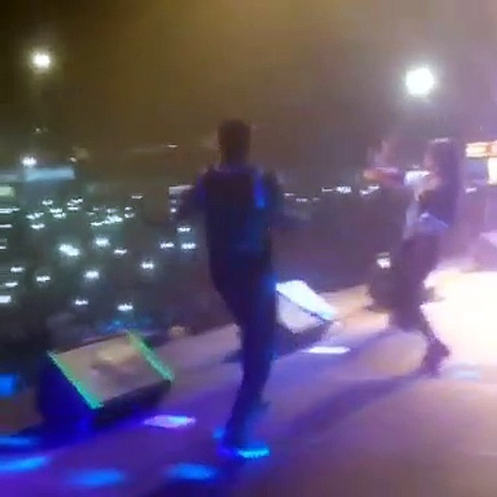 Rita Pereira faz dança sensual em concerto