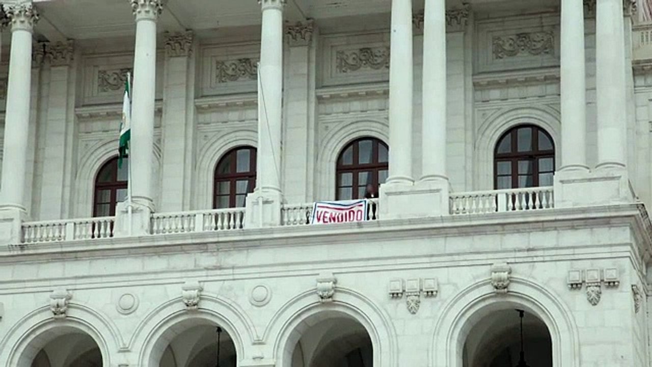 Cartaz na varanda do parlamento