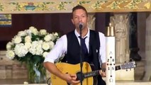Chris Martin toca música no funeral de Beau Biden