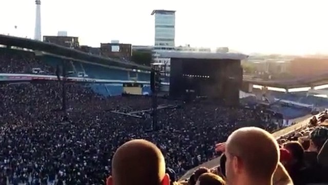 Dave Grohl parte perna durante concerto