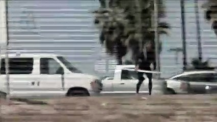 Austin Keen apanha boleia de barco