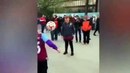 Polícia mostra habilidade com a bola