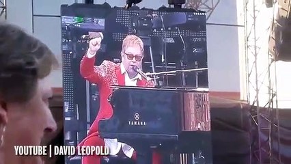 Elton John pede desculpa a steward por ofensa racista