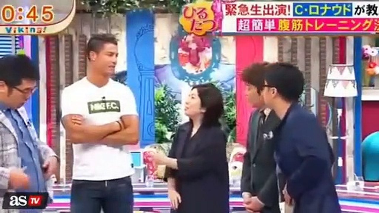 Japoneses rendidos aos abdominais de Cristiano...