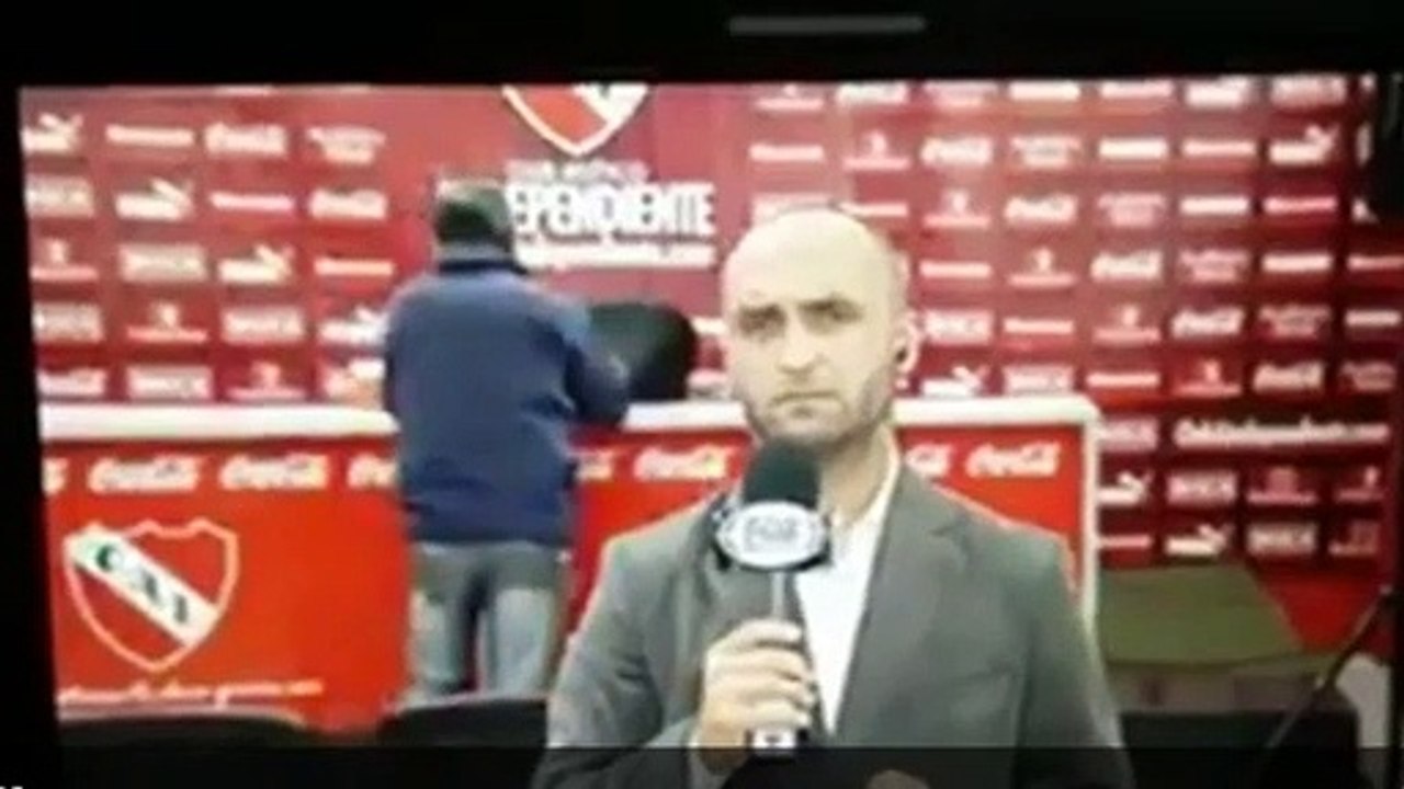 Adepto do Independiente rouba ipad em direto