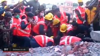 Foi resgatada após 50 horas soterrada viva. Assista ao momento