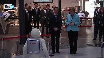 Robot Asimo rejeita cumprimento de Merkel