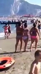 Traficantes descarregam droga à vista de dezenas de pessoas