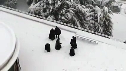 Luta de bolas de neve de monges em Jerusalém