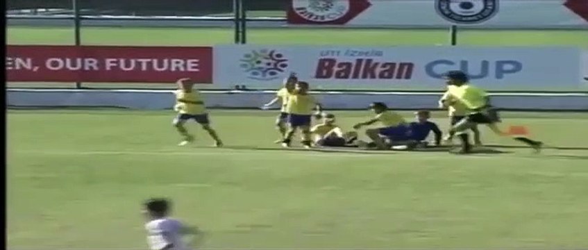 Jovens jogadores do Bursaspor sofrem golo enquanto celebram