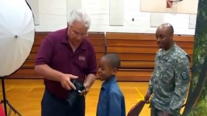 Menino é surpreendido pelo pai militar que não via há um ano