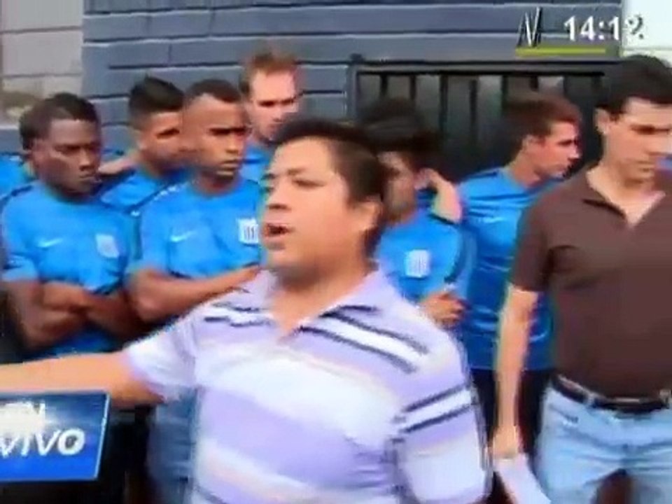 adeptos agridem jogadores