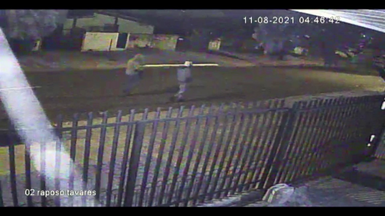 Veja momento em que criminosos cortam cabos e fogem levando vários metros de fios na Região do Lago