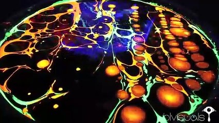 Artista mistura pintura hidrográfica e luz negra