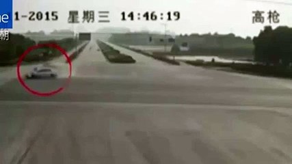 Condutora de tuk tuk escapa a acidente milagrosamente