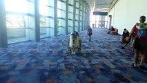 R2-D2 de Star Wars dança com criança em cadeira de rodas