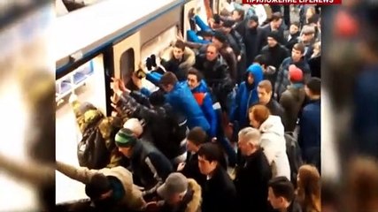 Passageiros juntam-se para salvar idosa no metro