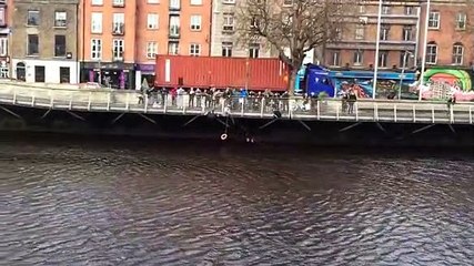 Bombeiro salta para rio gelado para salvar homem