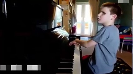 O menino cego que aos 18 meses já tocava piano