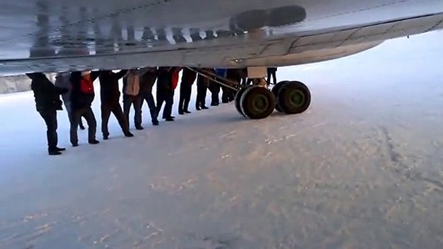 Passageiros empurram avião