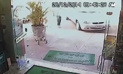 Afasta a arma de ladrão e entra em supermercado durante assalto