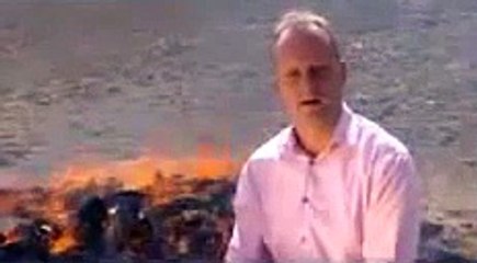 Repórter desata a rir enquanto a polícia queimava drogas