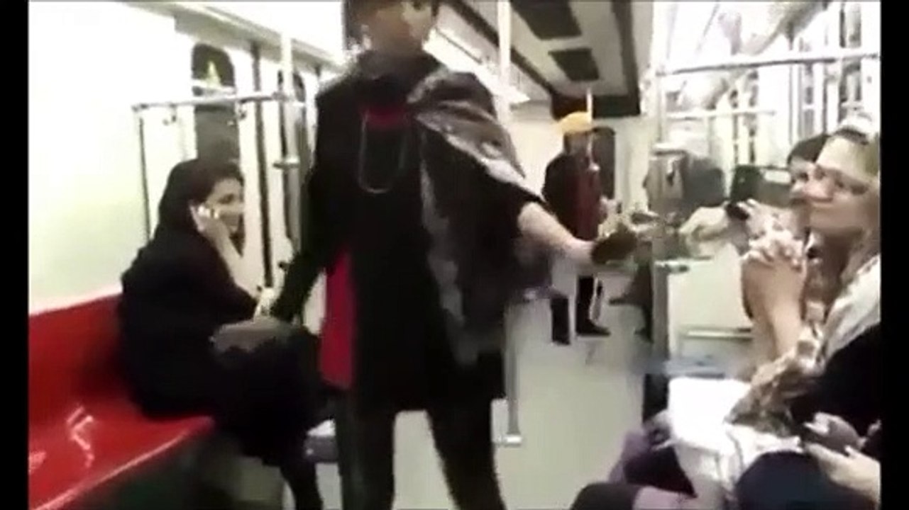 Mulher dança no Irão