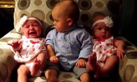 Bebé conhece irmãs gémeas e a reação é hilariante