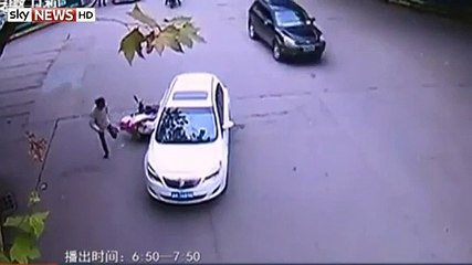 Multidão levanta carro para tentar salvar mulher