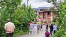 Trabzon’un Of ilçesinde inşaat halindeki bir evin çatısına yıldırım düştü: 2 ağır yaralı