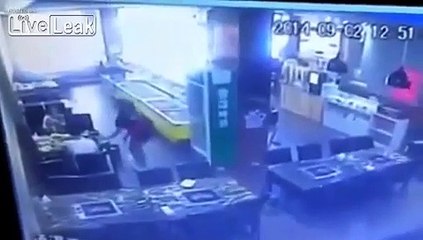 Mulher fica em 'chamas' em restaurante