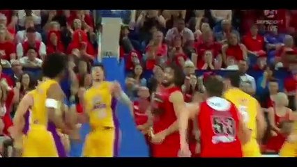 Uma violenta cotovelada em pleno jogo de basquetebol