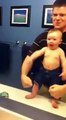 Um bebé mostra os seus músculos