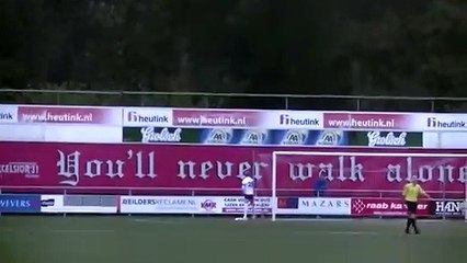 Guarda-redes 'apanahdo' a urinar em plena partida de futebol