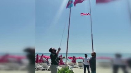 ALANYA'DA PLAJA TEPKİ ÇEKEN VİDEONUN ARDINDAN TÜRK VE AZERBAYCAN BAYRAĞI ÇEKİLDİ