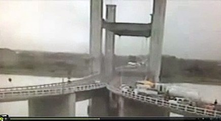 Jovem cai de ponte a caminho de uma entrevista de trabalho