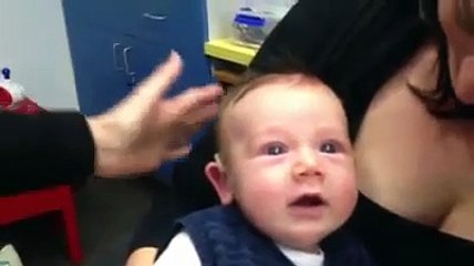 Criança ouve o primeiro som da sua vida e emociona multidões