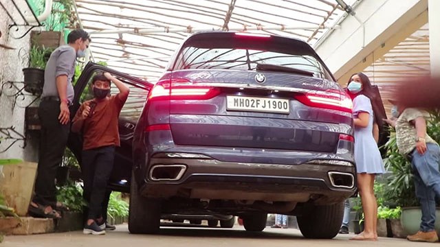 Kajol बेटी Nysa और Yug संग देखने पहुंची पति Ajay Devgan की Bhuj |FilmiBeat