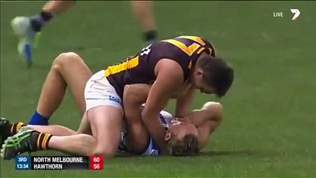 Jogador australiano tenta estrangular adversário