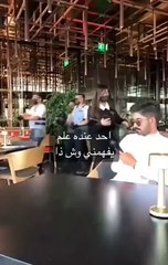 أغرب مطاعم السعودية: يستقبل الزبائن بالمسدسات ويقدم الطعام في قنبلة