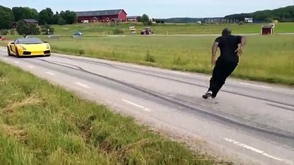 Homem salta por cima de Lamborghini a 130km/hora