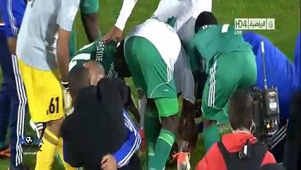 Jogadores 'roubam' Ronaldinho em pleno relvado