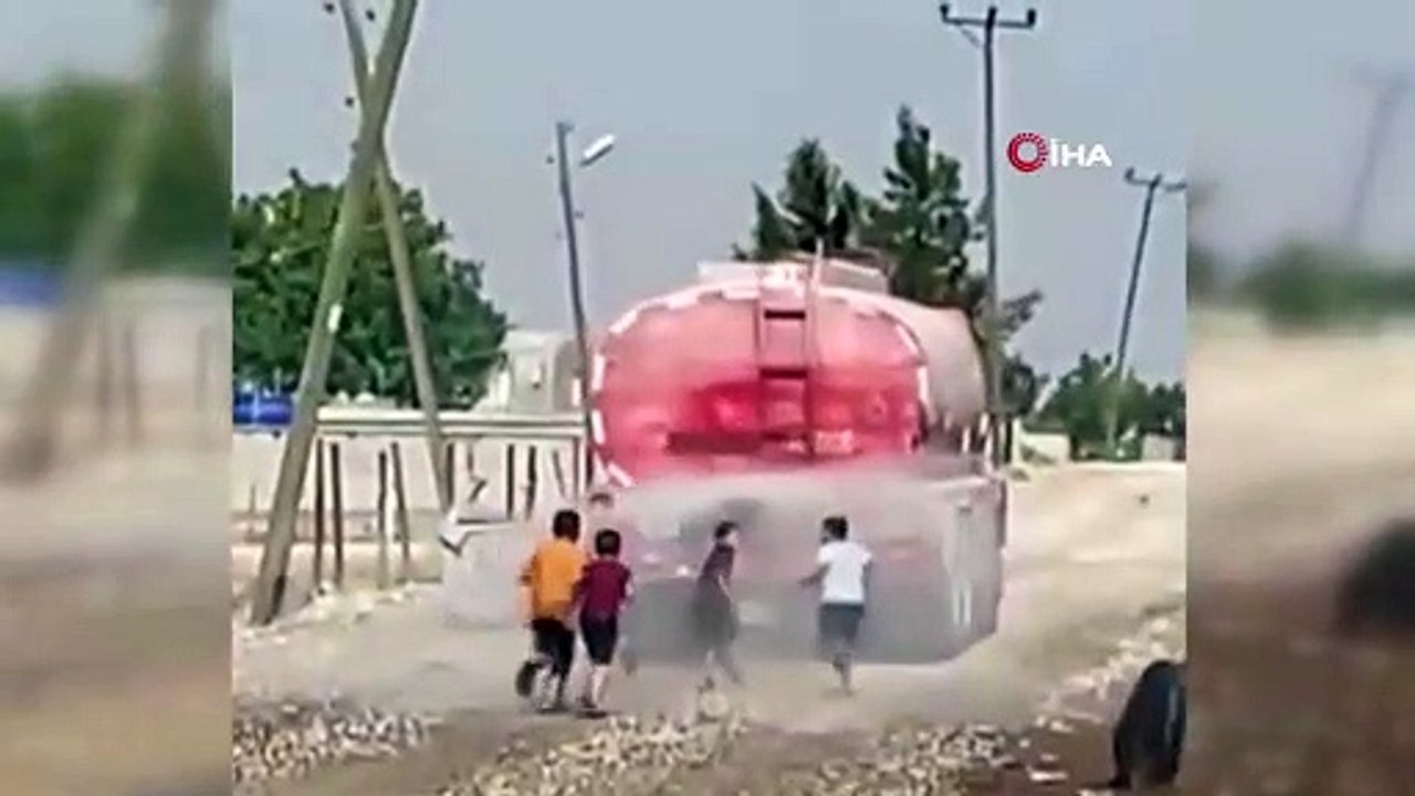 Su tankerindeki suyla serinlemeye çalıştılar