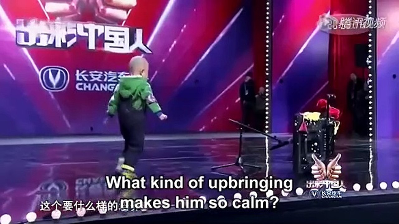 Menino de três anos surpreende jurados e plateia