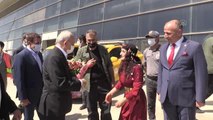 Son dakika haberi | Kılıçdaroğlu, Yüksekova Selahaddin Eyyubi Havalimanında partililer tarafından karşılandı