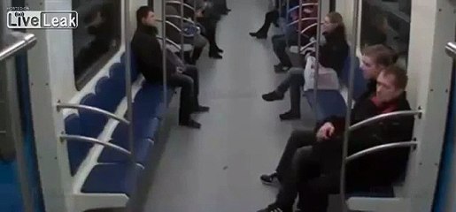 Homem leva tiro na cara em pleno metro